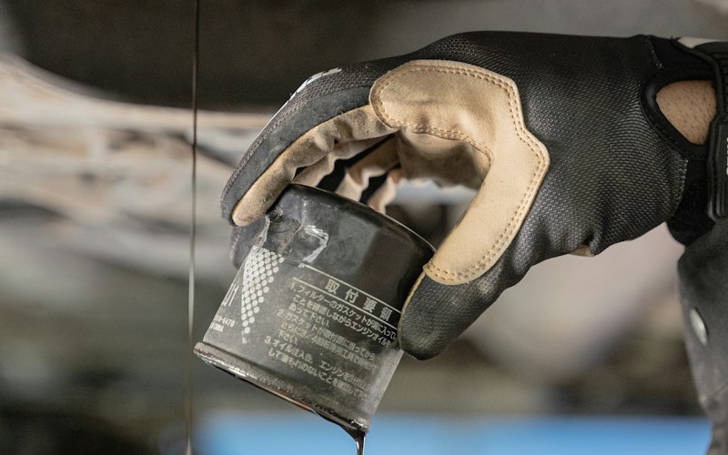 Cambio de filtro de aceite durante una mantención por kilometraje