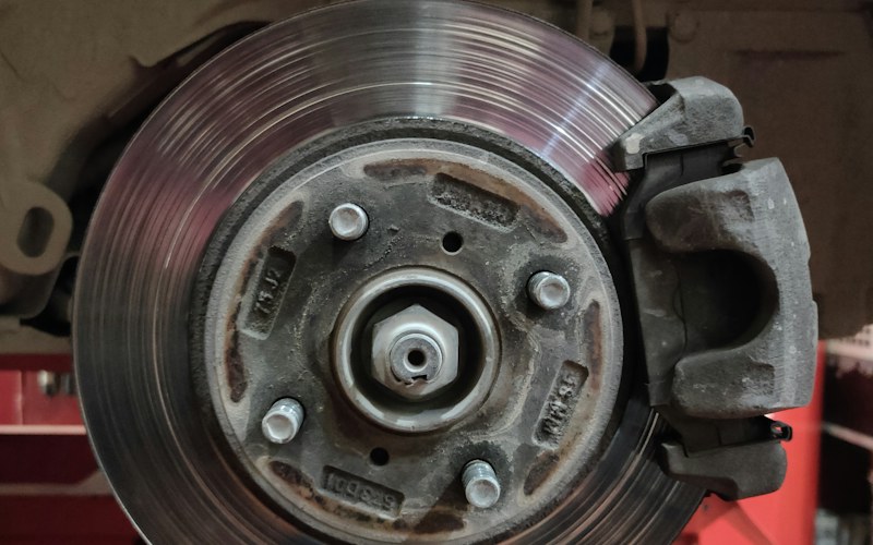 Disco de freno y maza expuestos durante un servicio de frenos